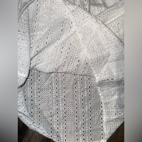 J McLaughlin Women Elegant White Eyelet Blouse Medium Cottagecore Top - Picture 4 of 5